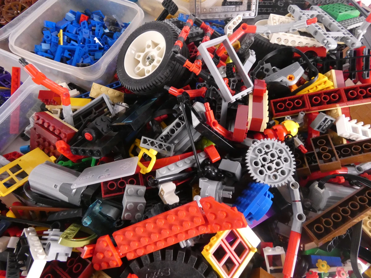 Grote verzameling Lego bouwstenen in dozen