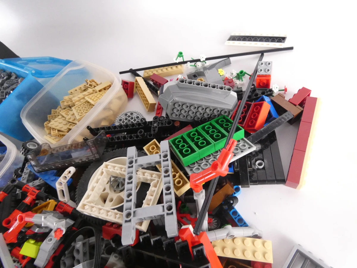 Grote verzameling Lego bouwstenen in dozen