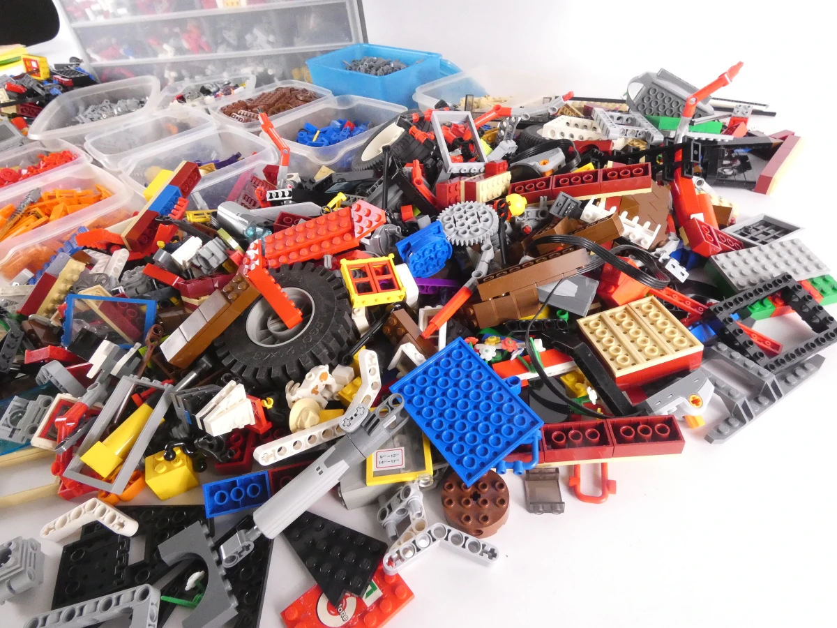 Grote verzameling Lego bouwstenen in dozen
