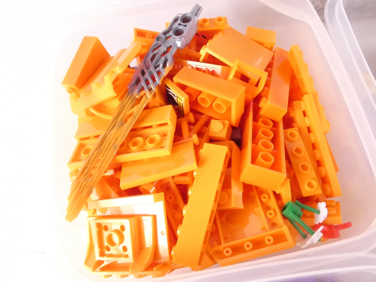 Grote verzameling Lego bouwstenen in dozen