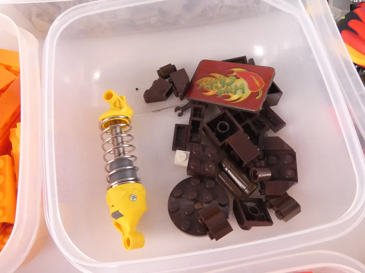 Grote verzameling Lego bouwstenen in dozen