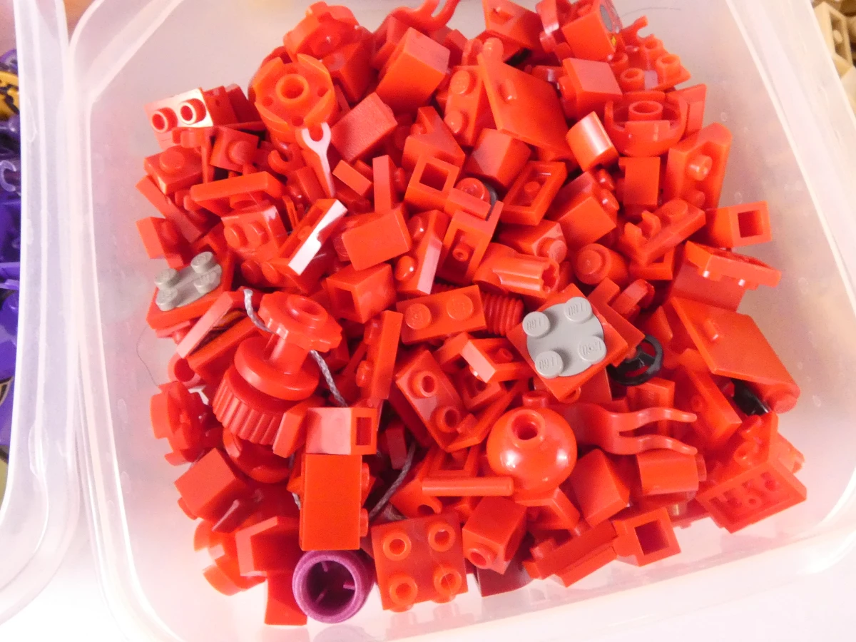 Grote verzameling Lego bouwstenen in dozen