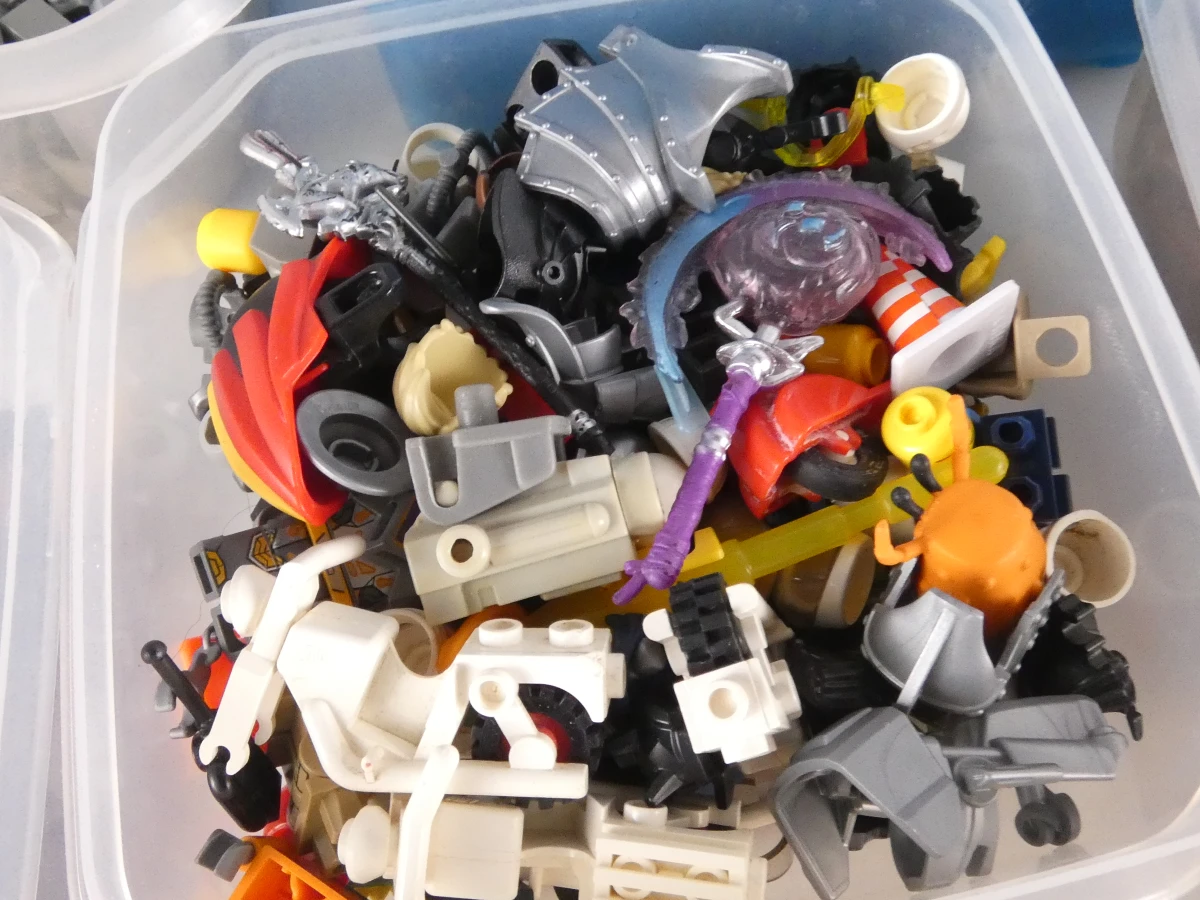 Grote verzameling Lego bouwstenen in dozen