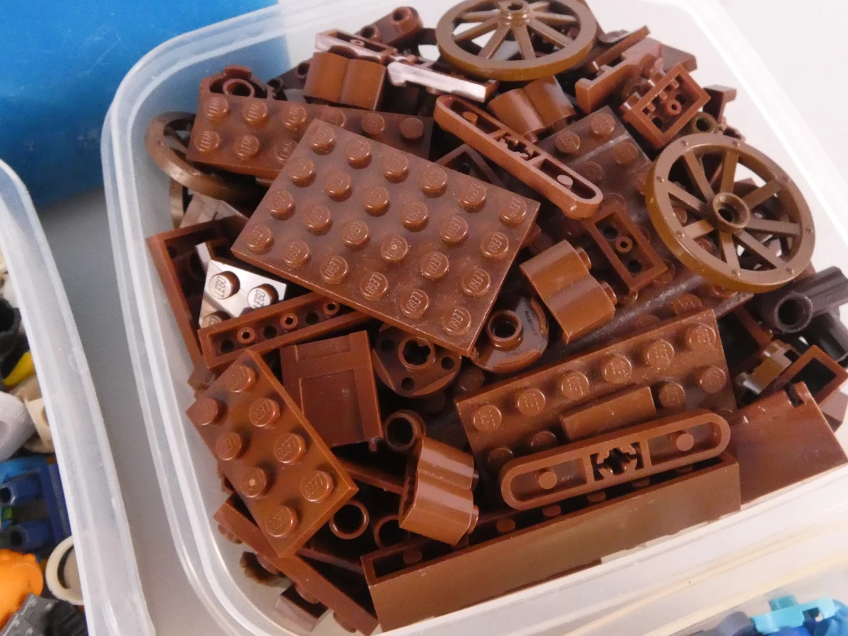 Grote verzameling Lego bouwstenen in dozen