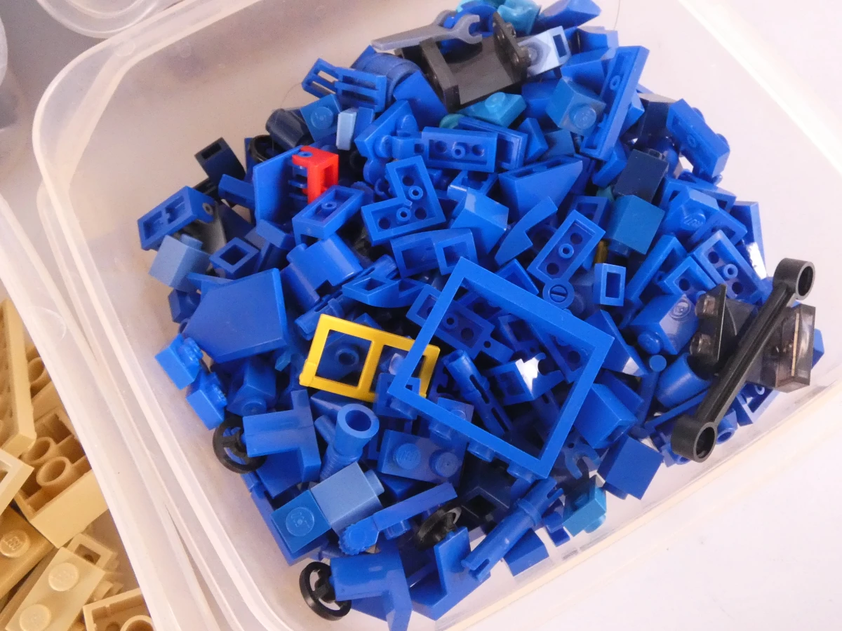Grote verzameling Lego bouwstenen in dozen