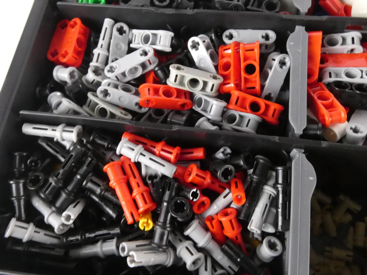 Grote verzameling Lego bouwstenen in dozen