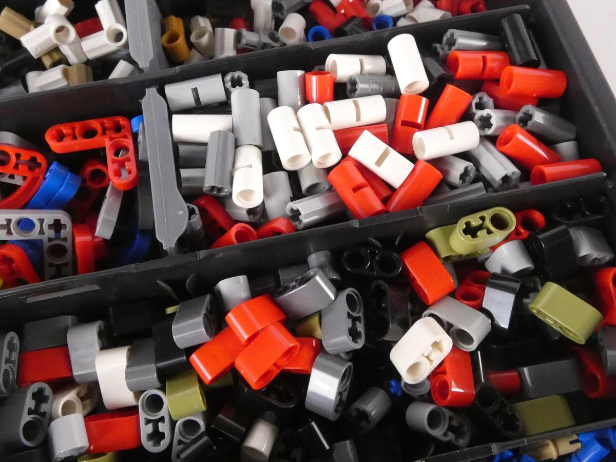 Grote verzameling Lego bouwstenen in dozen