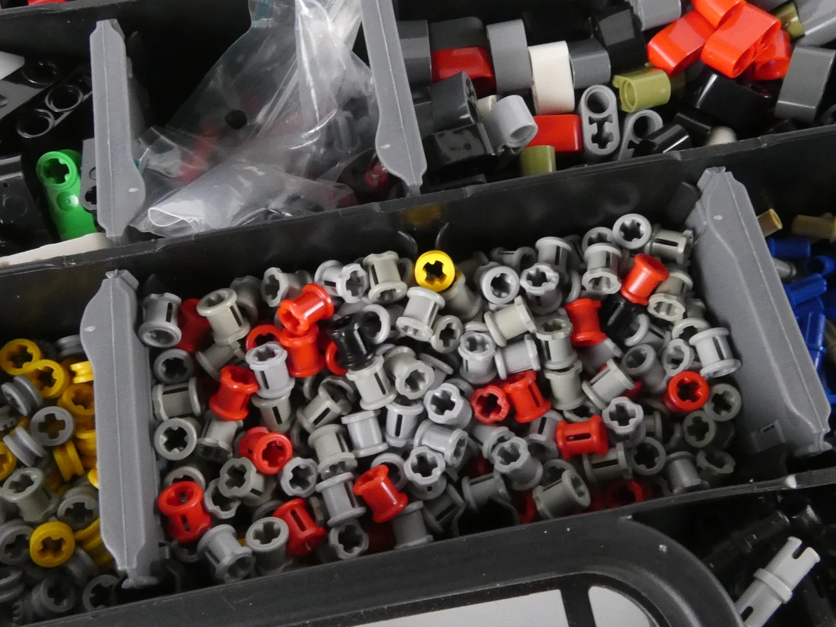Grote verzameling Lego bouwstenen in dozen