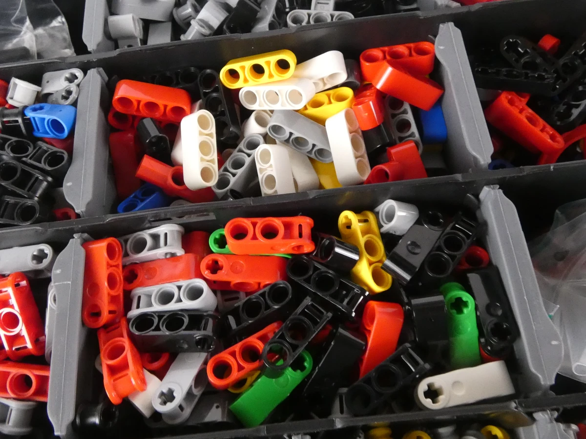 Grote verzameling Lego bouwstenen in dozen
