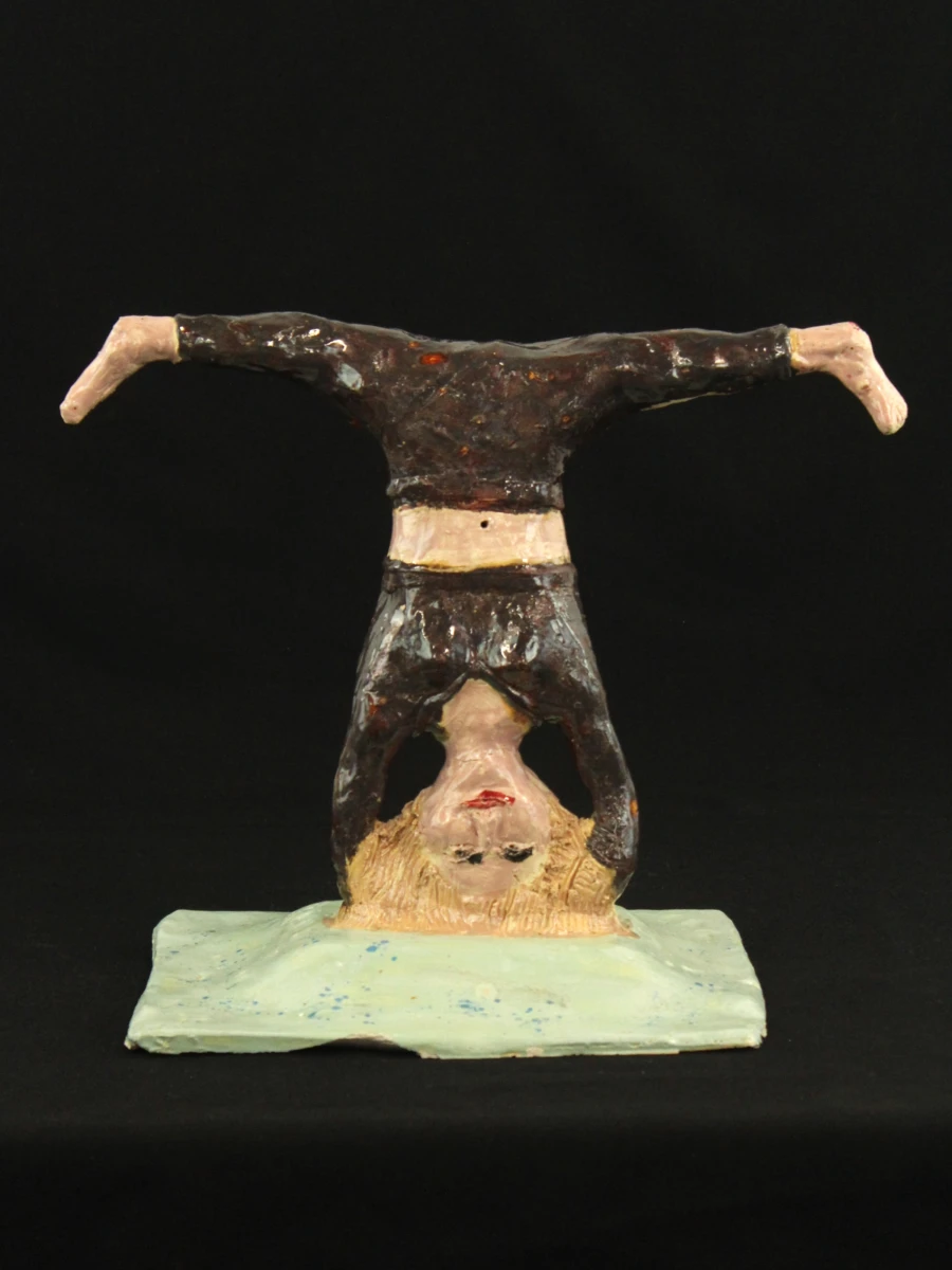 Keramische dame in handstand Fons Van De Weyer