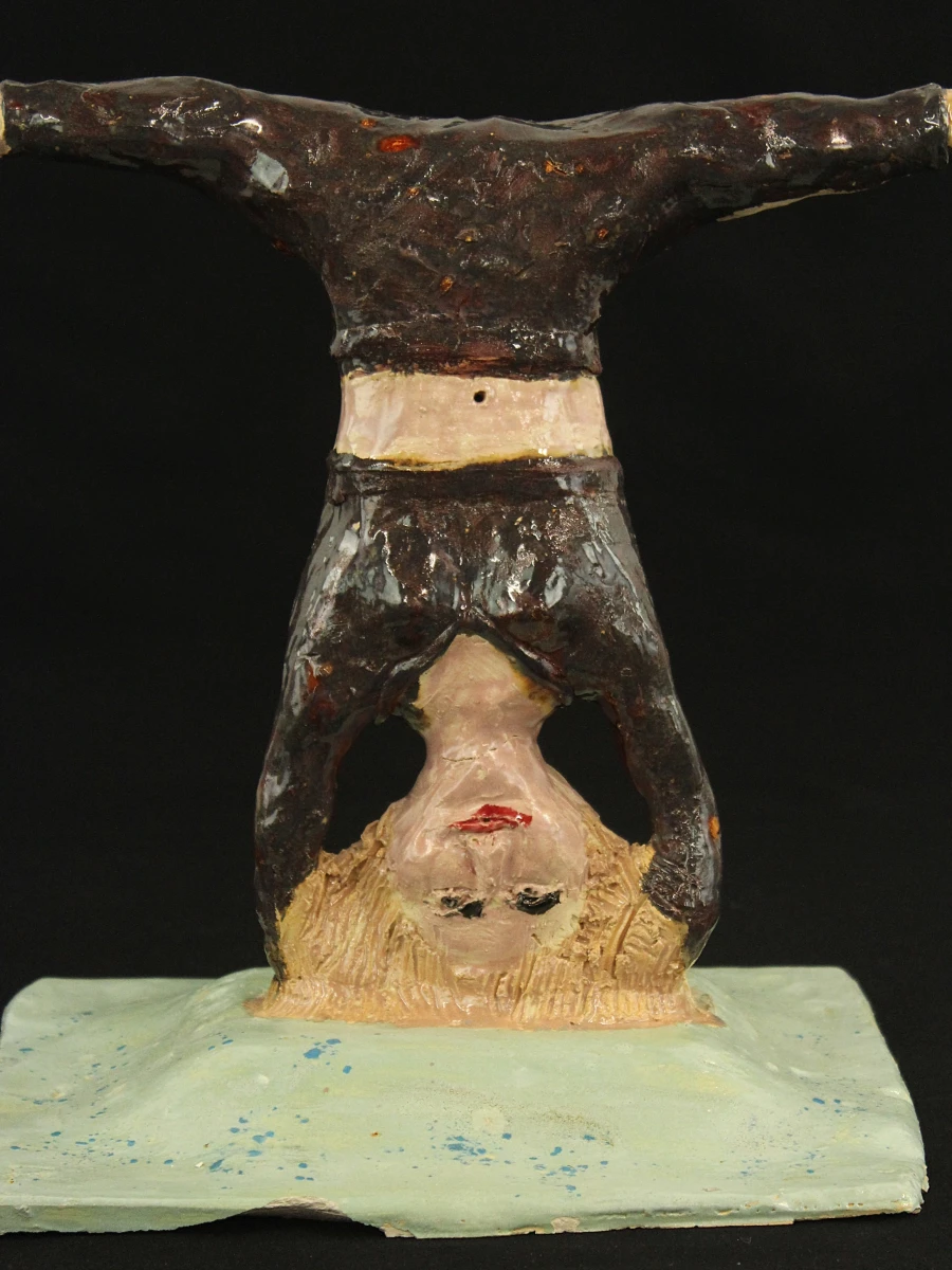 Keramische dame in handstand Fons Van De Weyer