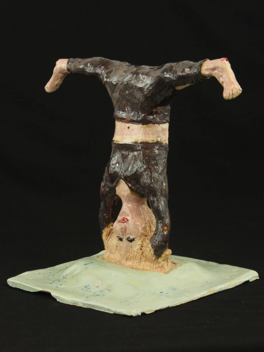 Keramische dame in handstand Fons Van De Weyer
