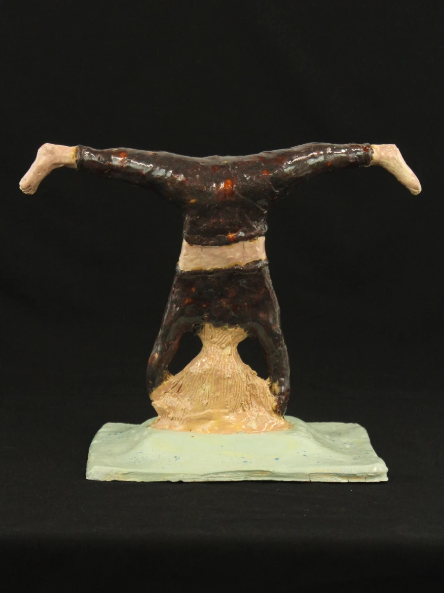 Keramische dame in handstand Fons Van De Weyer