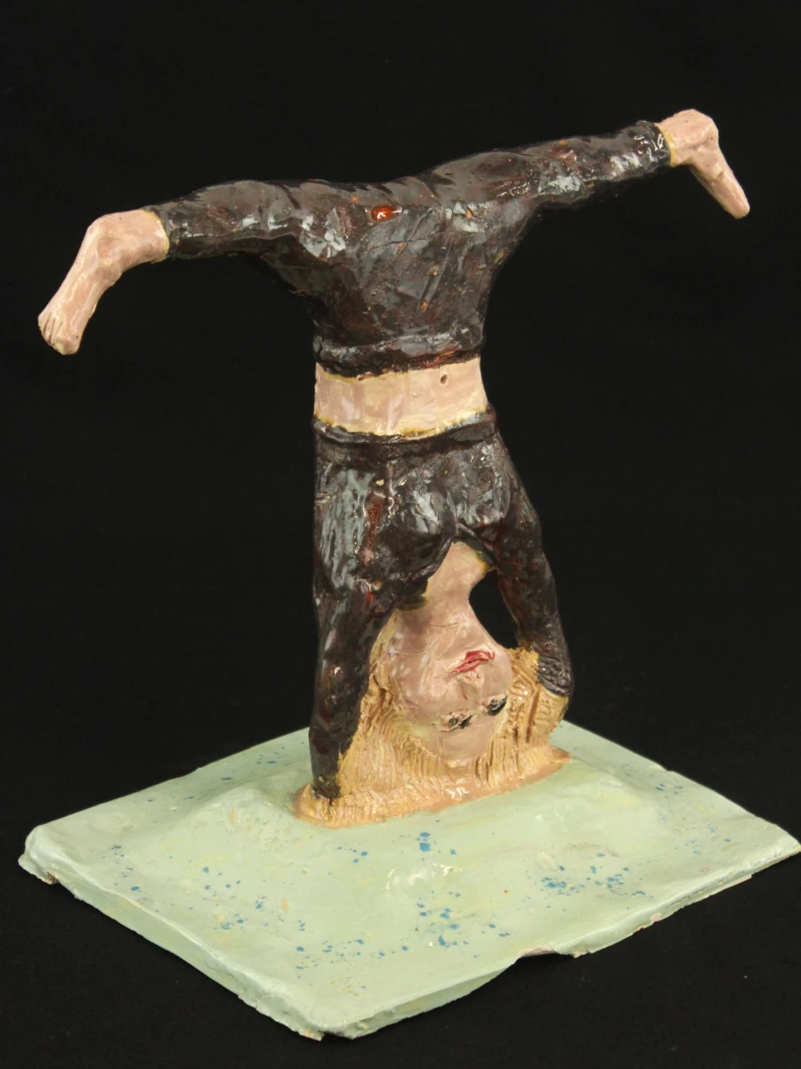 Keramische dame in handstand Fons Van De Weyer