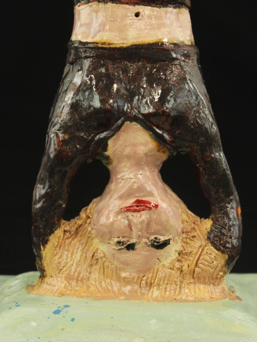 Keramische dame in handstand Fons Van De Weyer