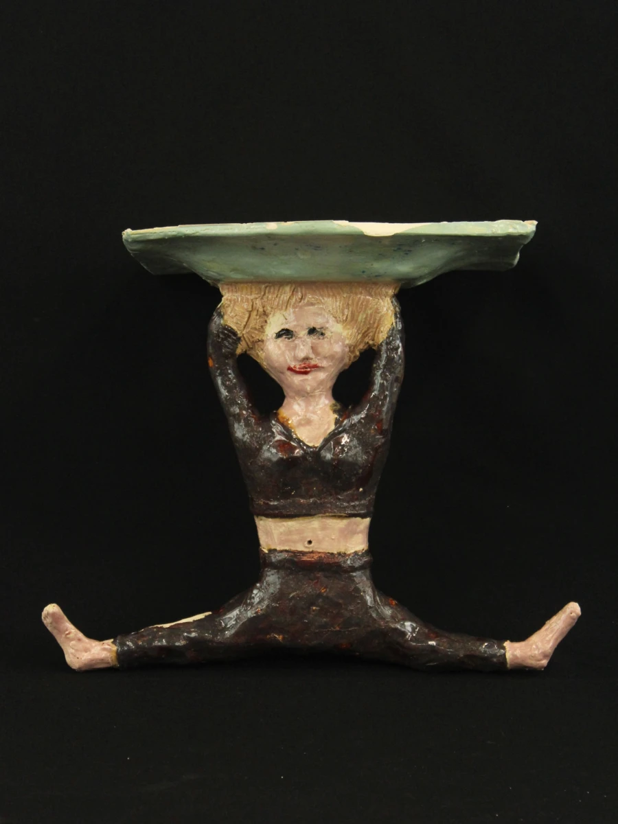 Keramische dame in handstand Fons Van De Weyer