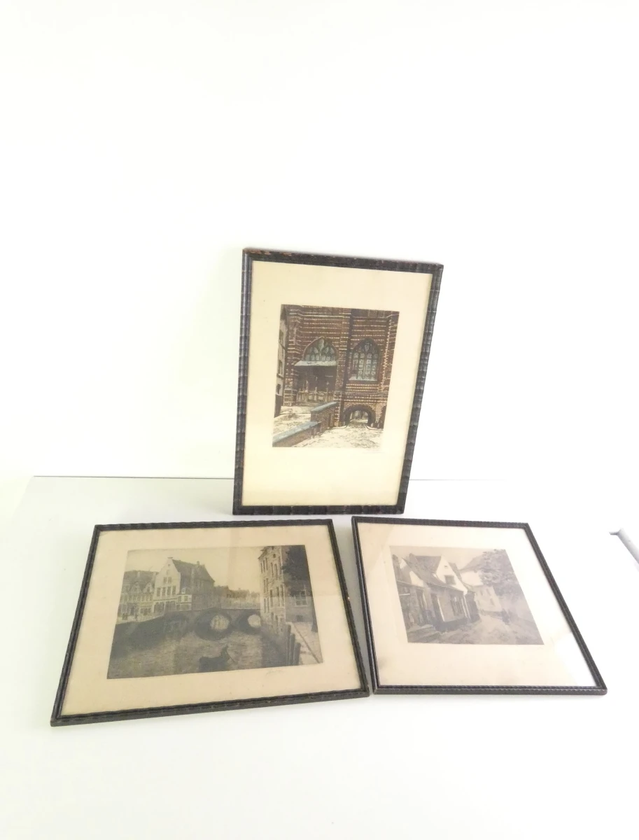 Lot van drie ingelijste etsen met historische stadsgezichten