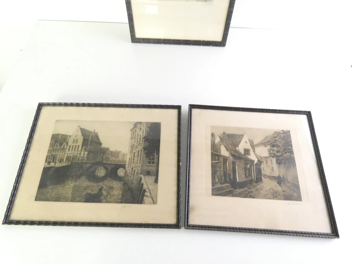 Lot van drie ingelijste etsen met historische stadsgezichten