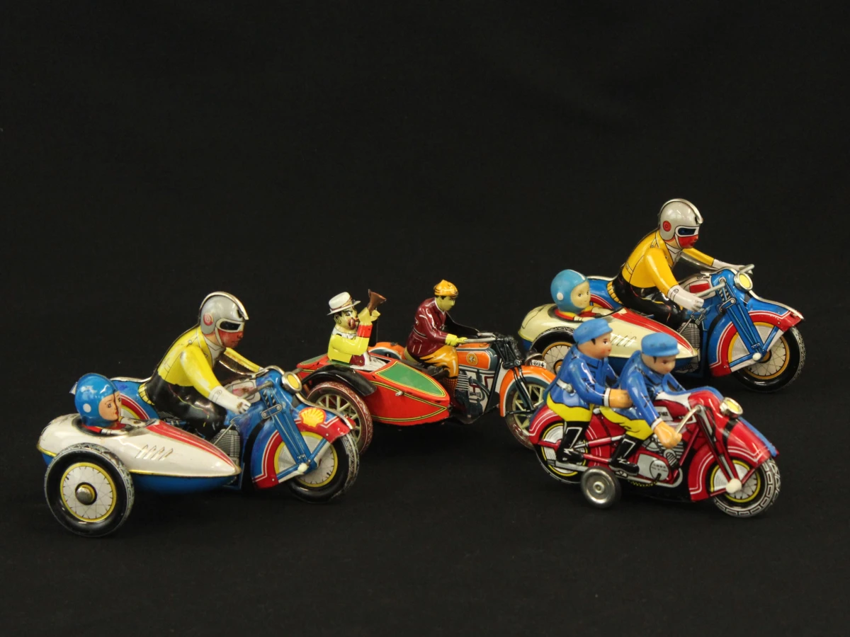 4 vintage blikken motorfietsen met opwindsysteem