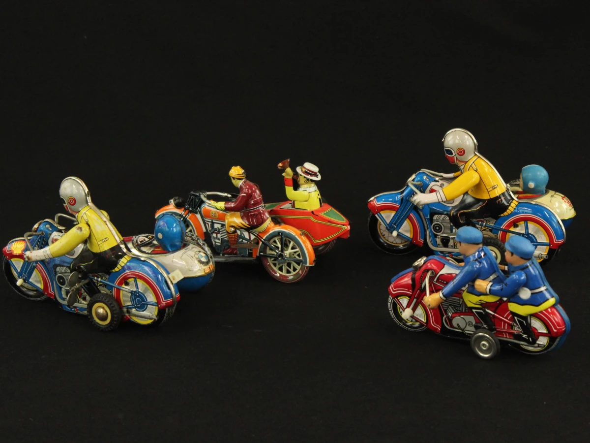 4 vintage blikken motorfietsen met opwindsysteem