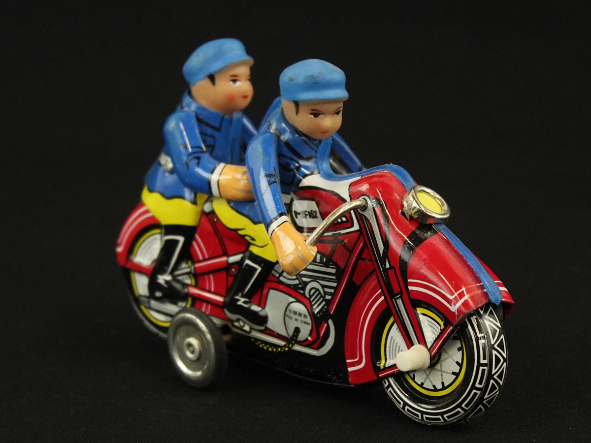 4 vintage blikken motorfietsen met opwindsysteem