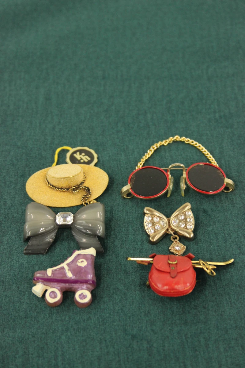 Set van 6 vintage broches met thema mode accessoires in retrostijl
