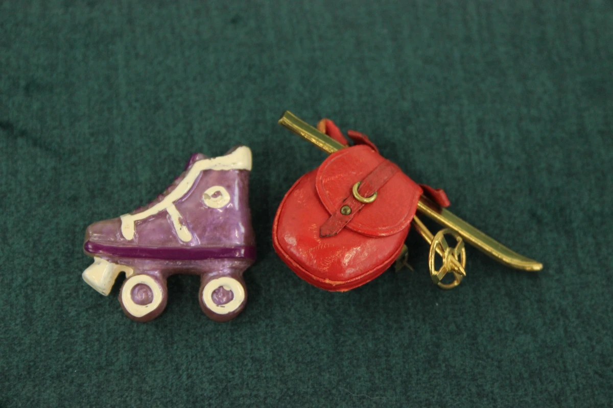 Set van 6 vintage broches met thema mode accessoires in retrostijl