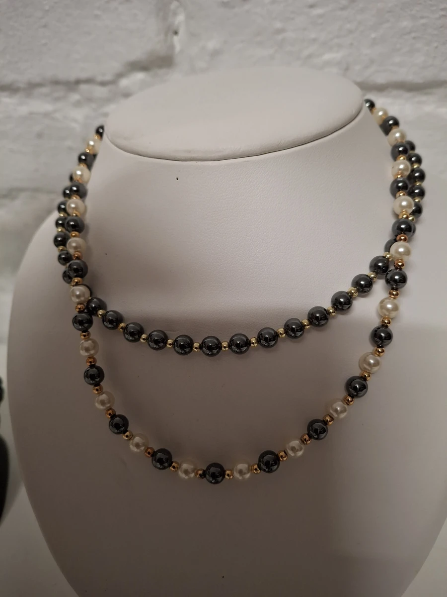 Set van diverse zwarte en parelmoer sieraden