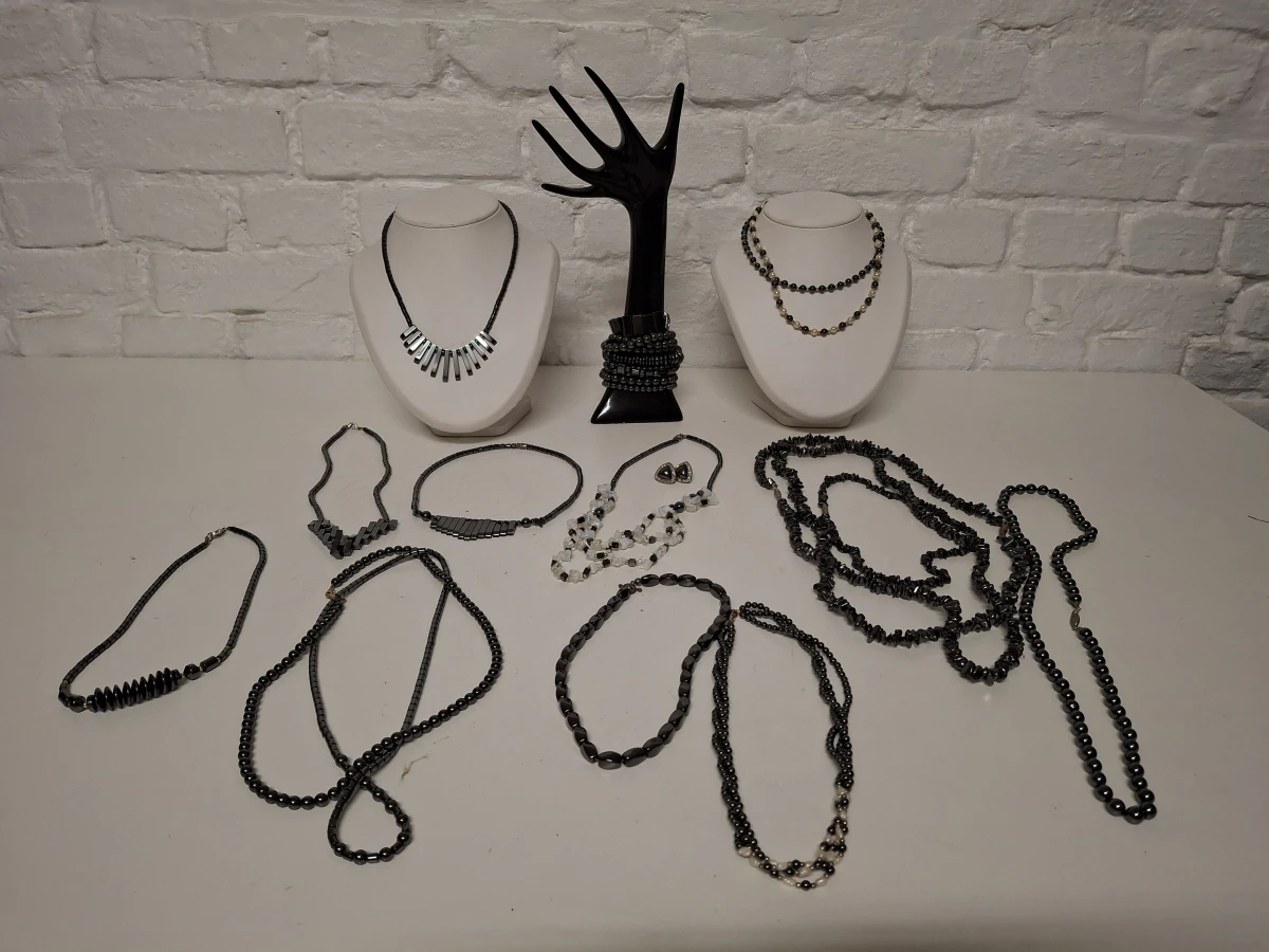 Set van diverse zwarte en parelmoer sieraden