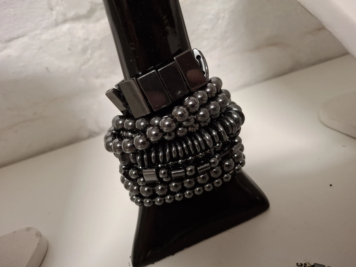 Set van diverse zwarte en parelmoer sieraden
