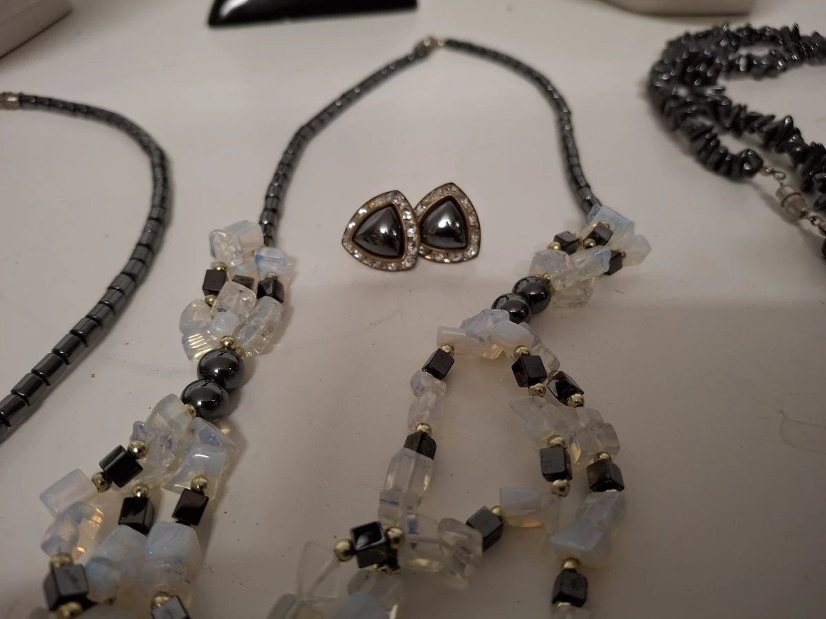 Set van diverse zwarte en parelmoer sieraden
