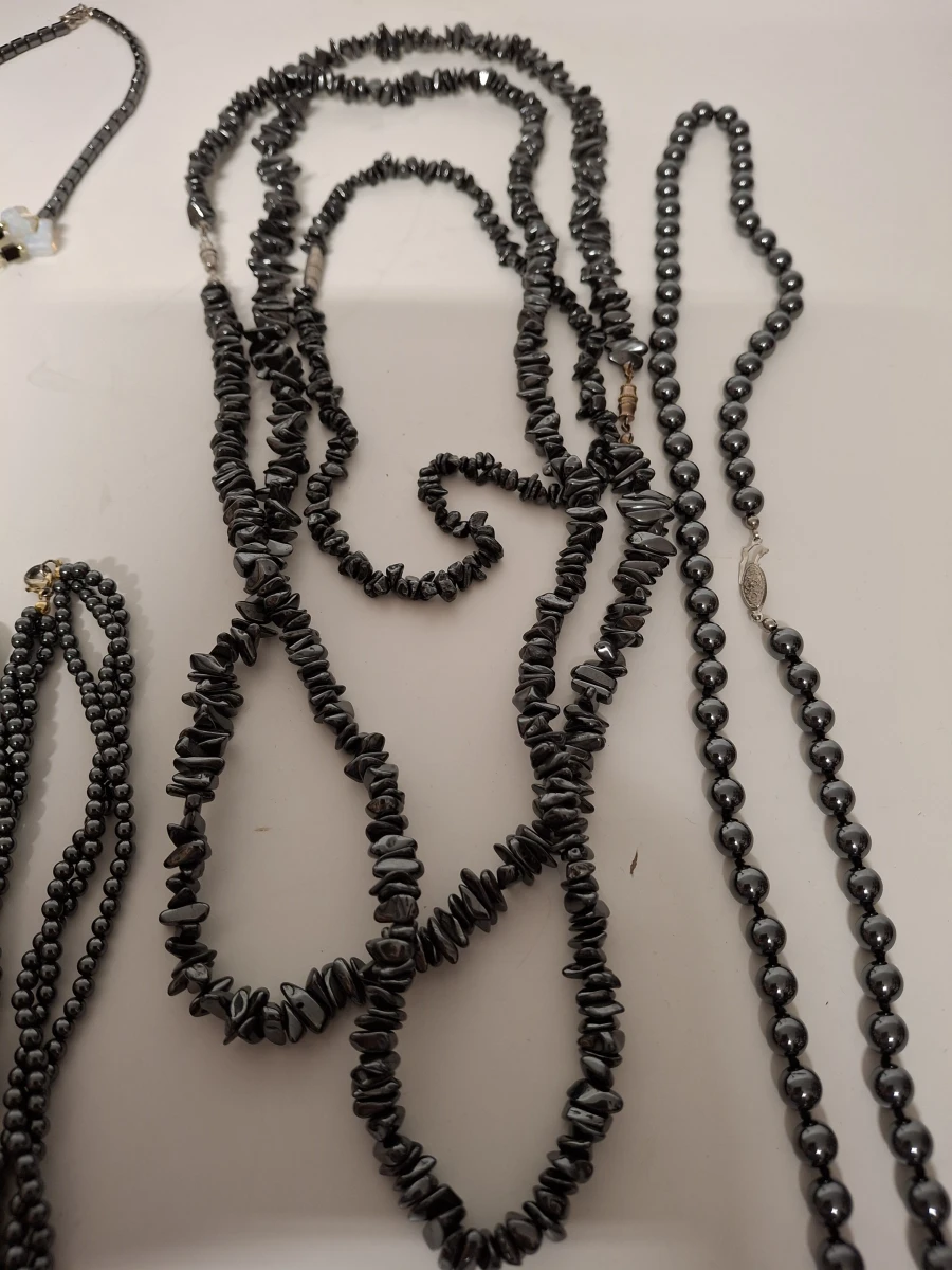 Set van diverse zwarte en parelmoer sieraden