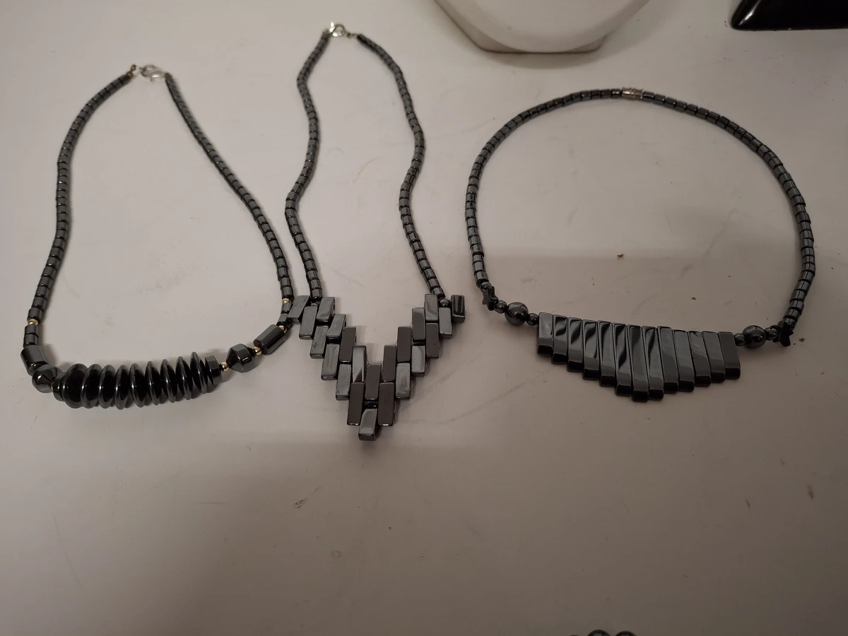 Set van diverse zwarte en parelmoer sieraden