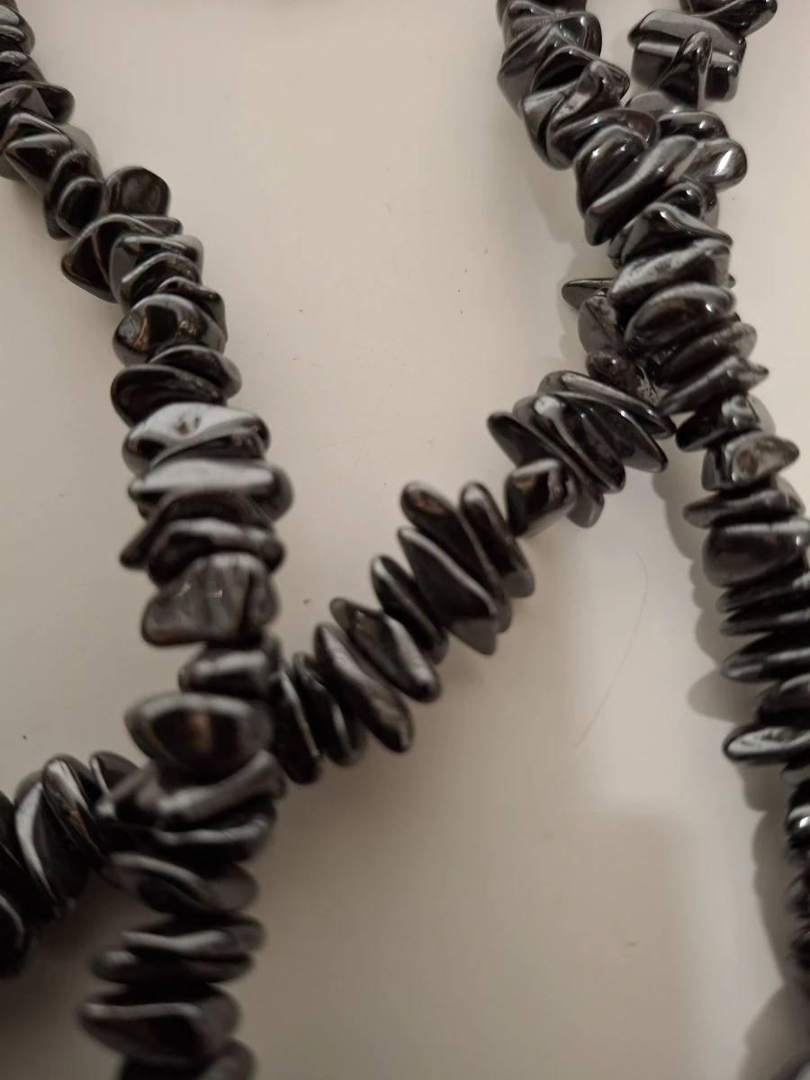 Set van diverse zwarte en parelmoer sieraden
