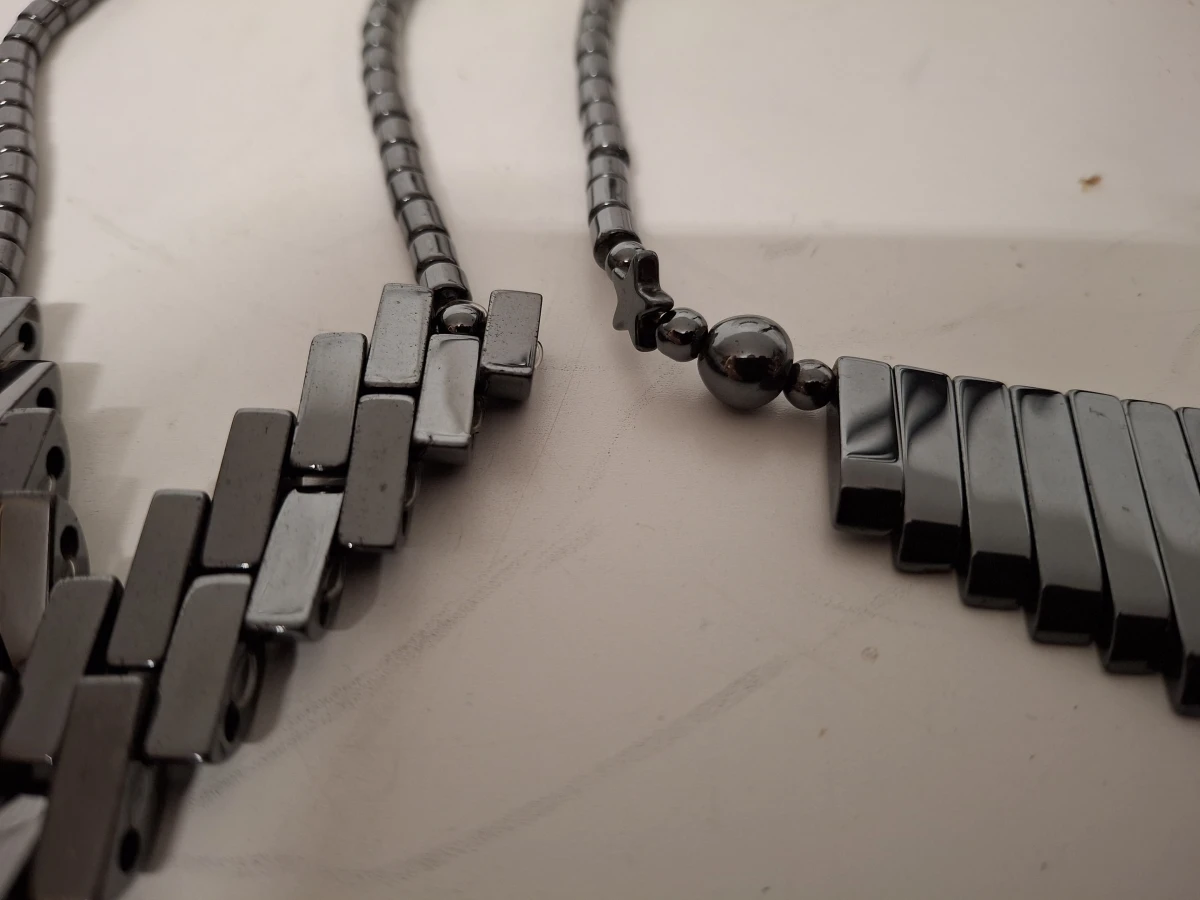 Set van diverse zwarte en parelmoer sieraden