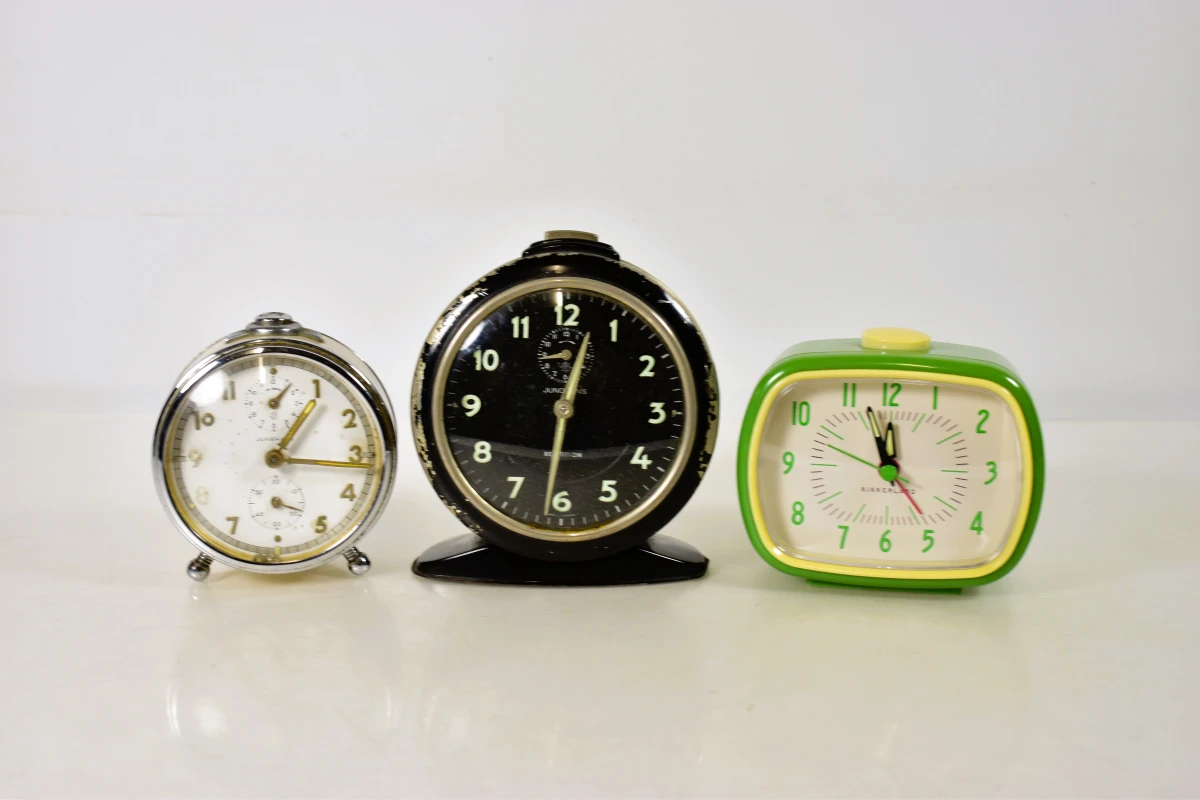 Lot van 3 wekkers, waaronder 2 vintage Junghans en 1 Kikkerland