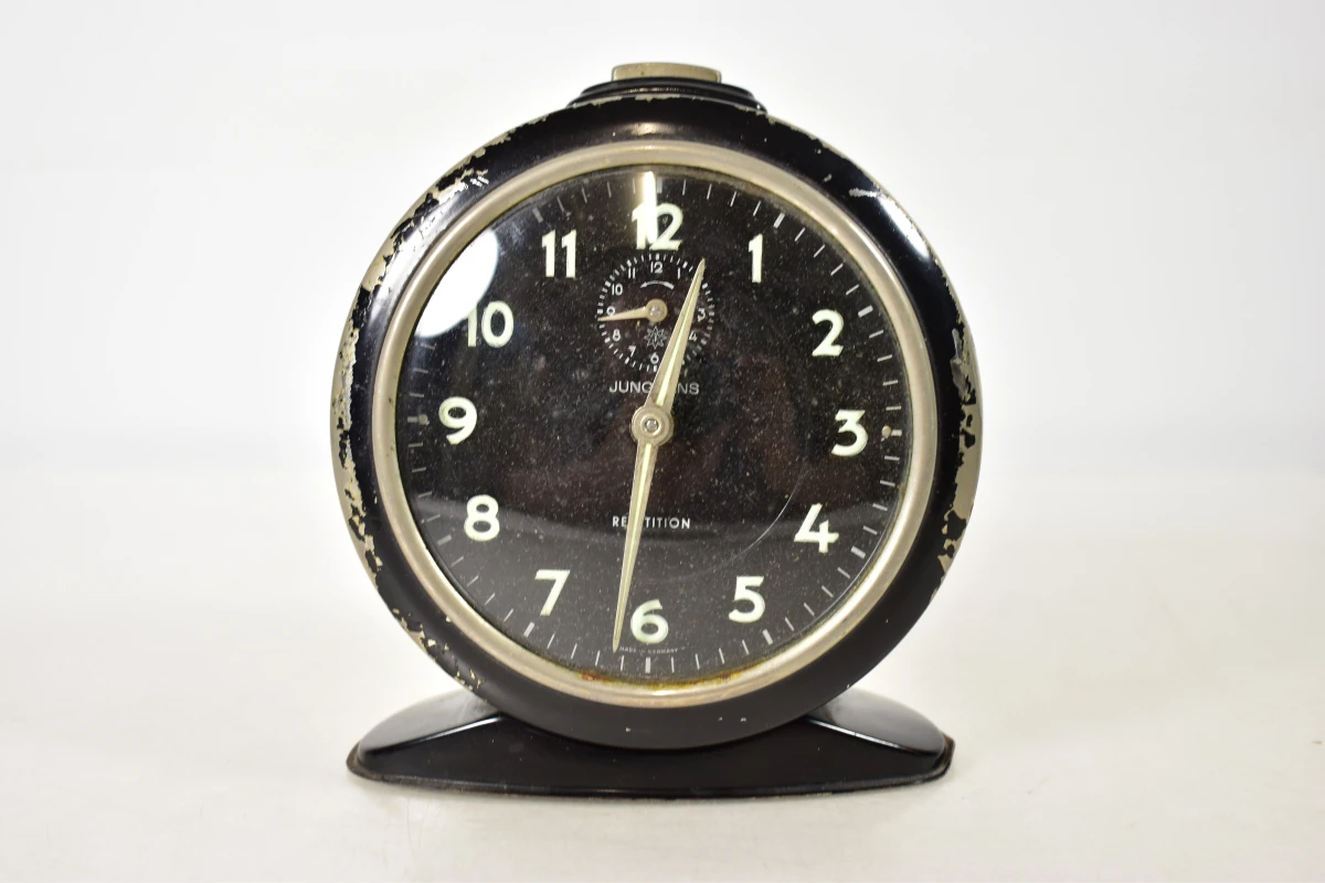 Lot van 3 wekkers, waaronder 2 vintage Junghans en 1 Kikkerland