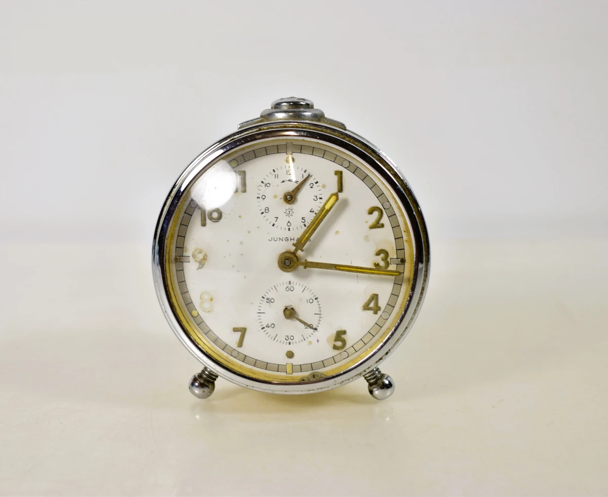 Lot van 3 wekkers, waaronder 2 vintage Junghans en 1 Kikkerland