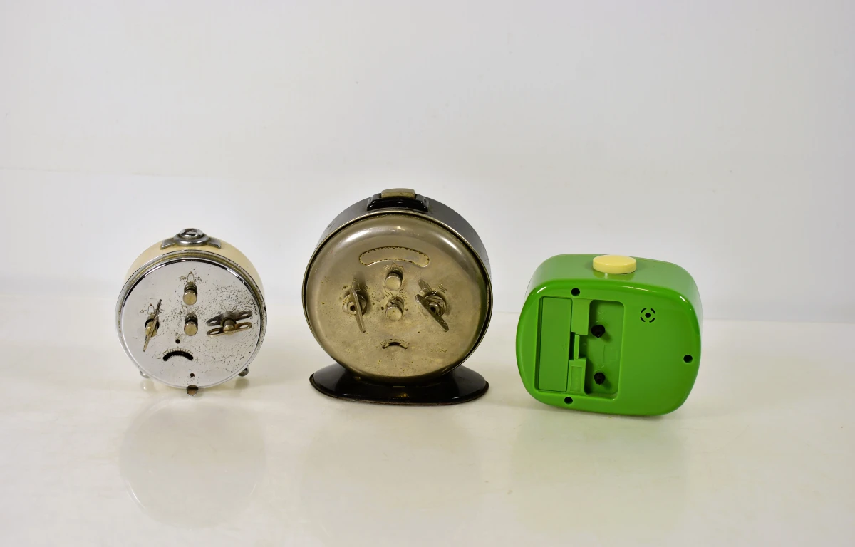 Lot van 3 wekkers, waaronder 2 vintage Junghans en 1 Kikkerland