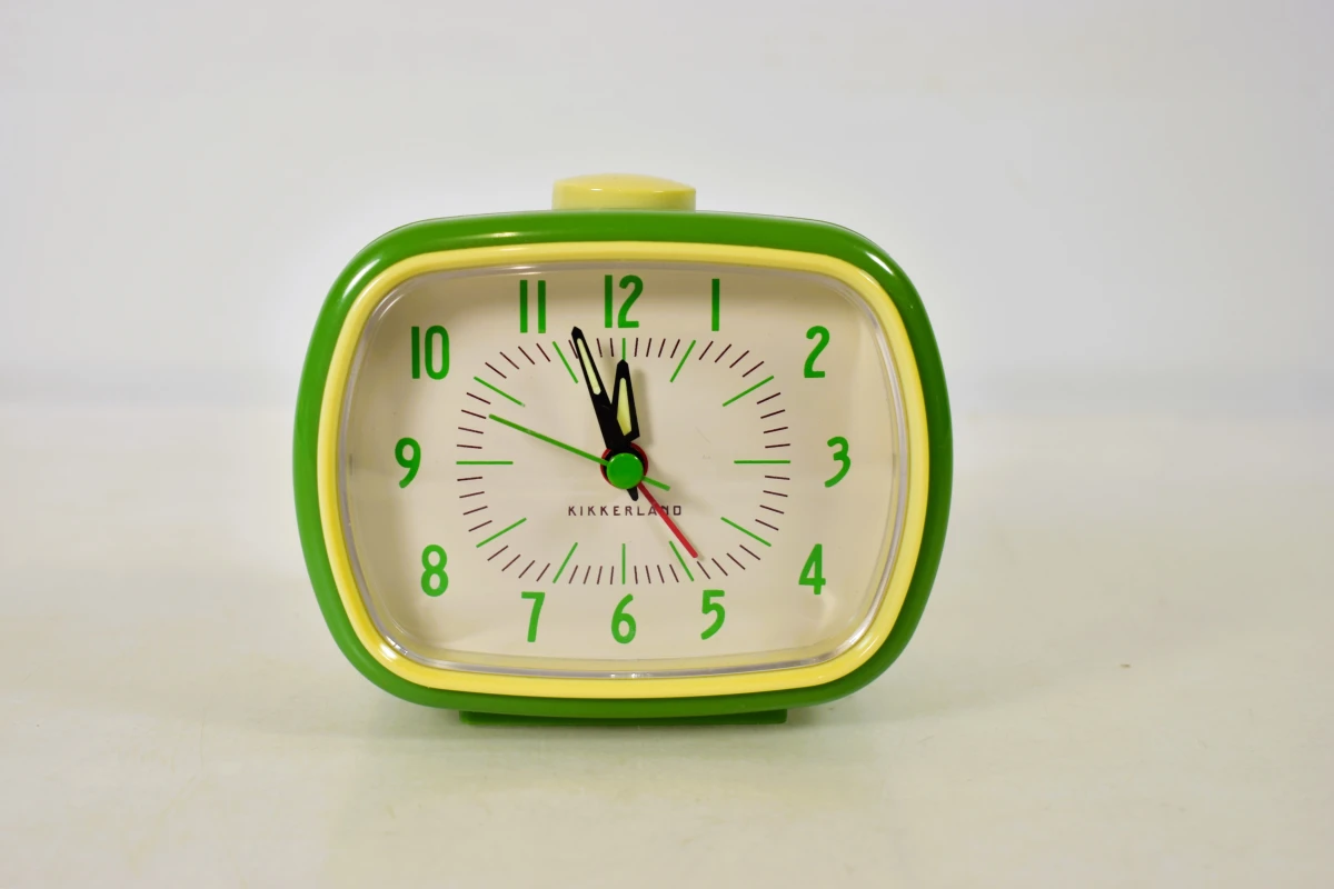 Lot van 3 wekkers, waaronder 2 vintage Junghans en 1 Kikkerland