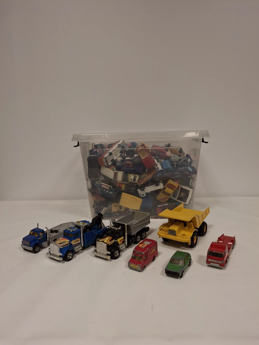 Set van Majorette speelgoedvrachtwagens en bus