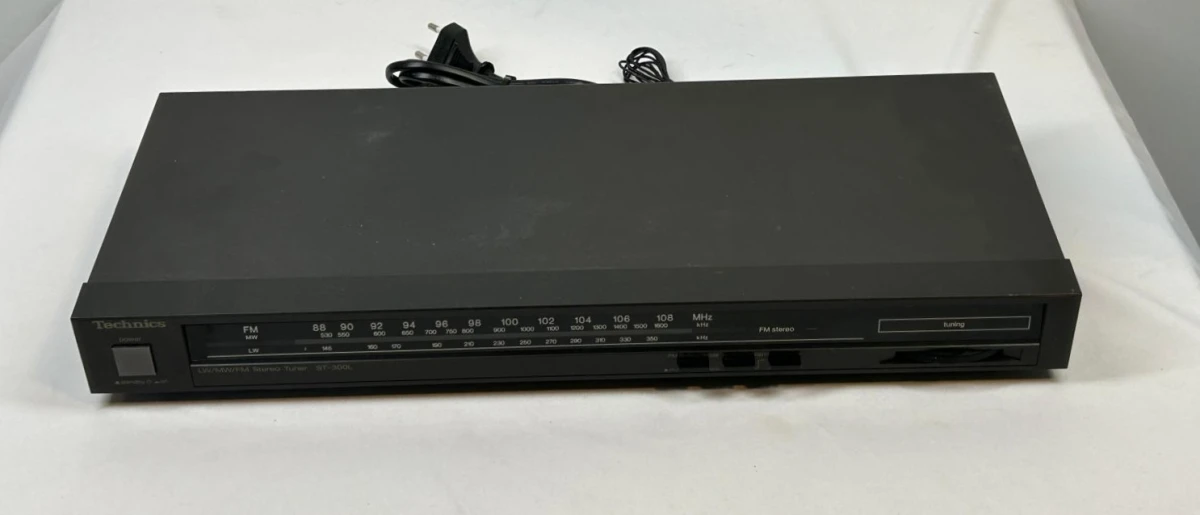 Technics ST-300L Stereo Tuner