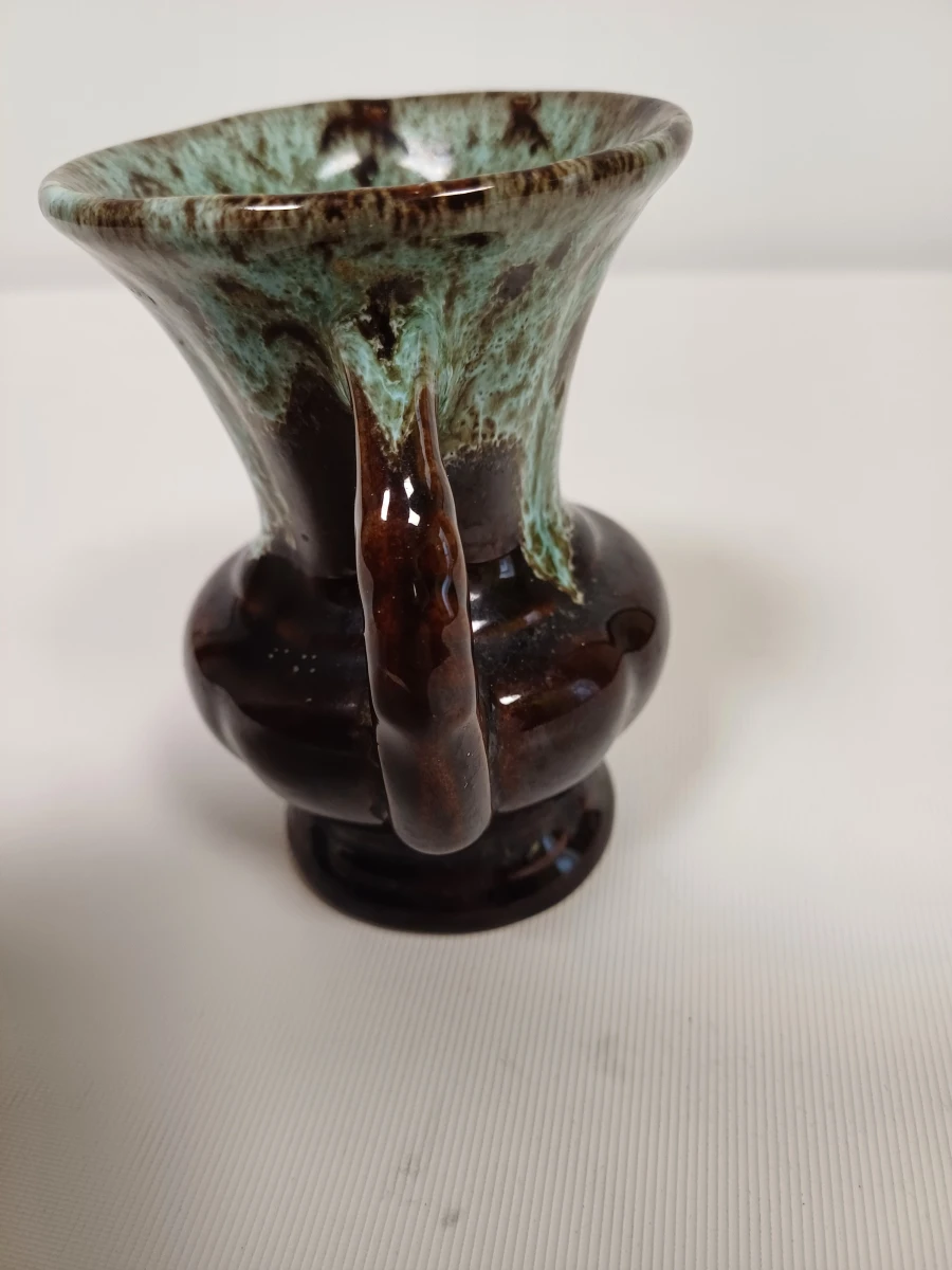 Kleine keramische vaas met groene en bruine glazuur