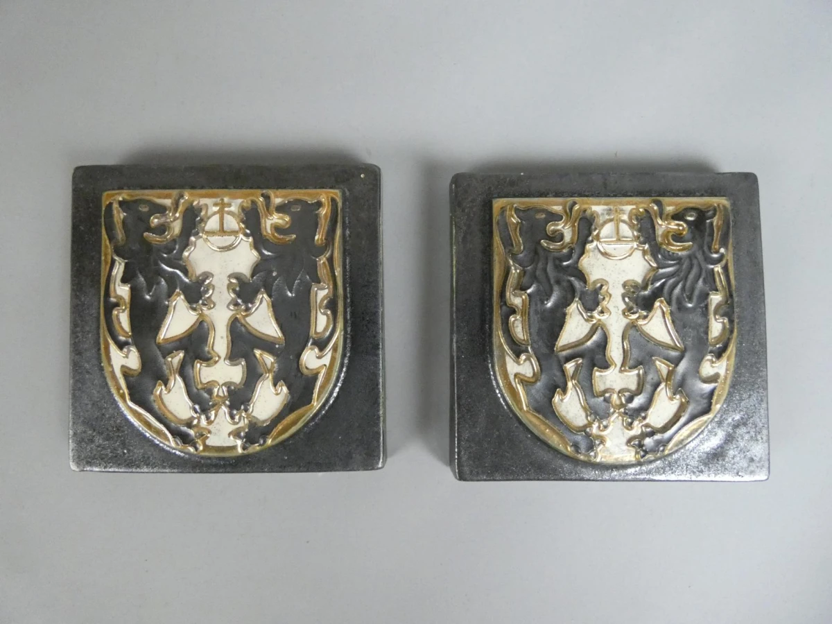 Céramique Rigo wandtegels met heraldisch reliëf