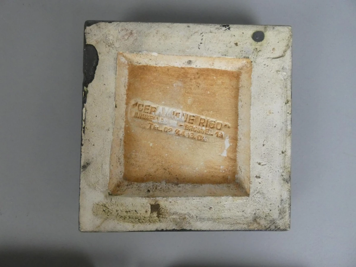 Céramique Rigo wandtegels met heraldisch reliëf