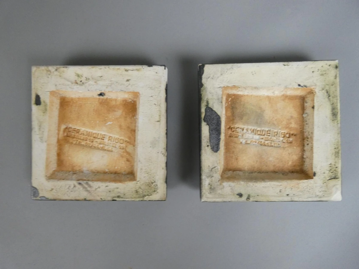 Céramique Rigo wandtegels met heraldisch reliëf