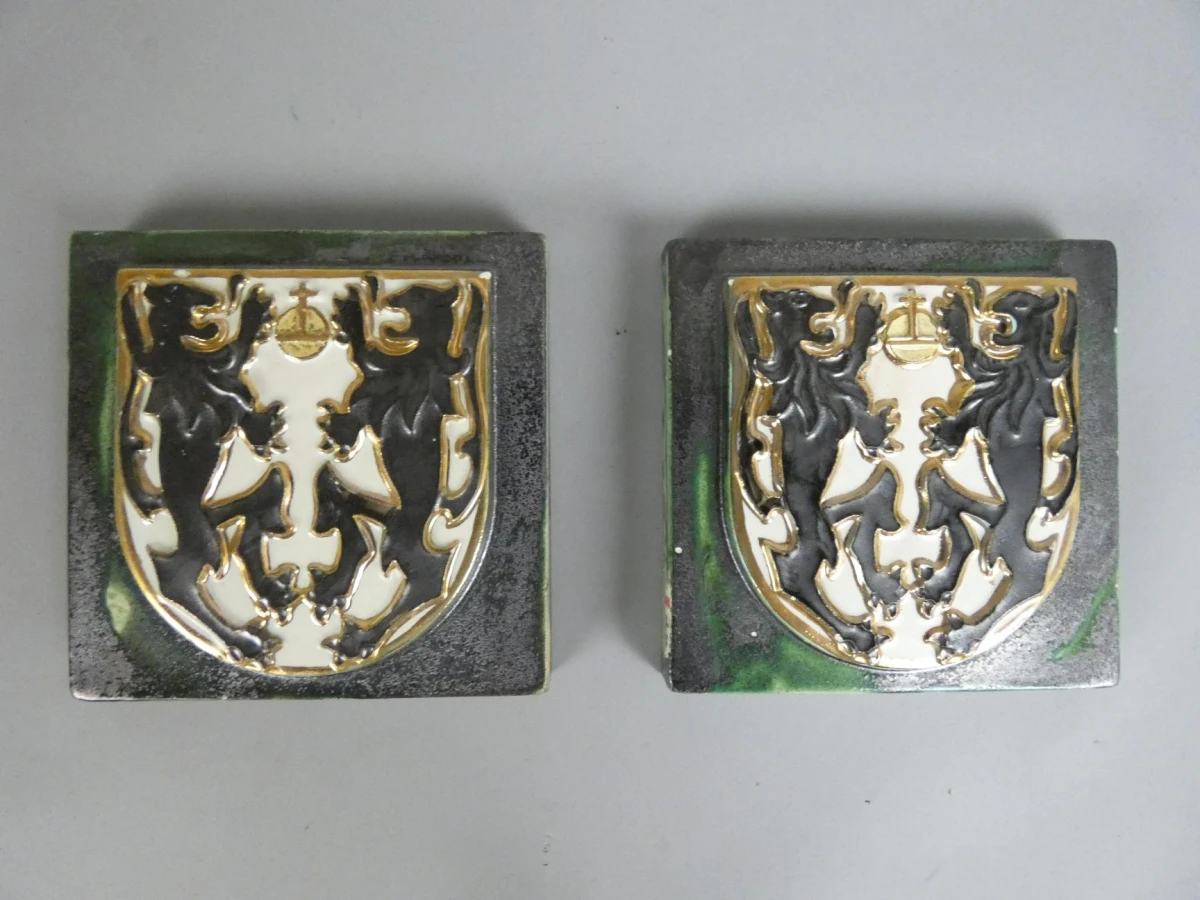 Céramique Rigo wandtegels met heraldisch reliëf