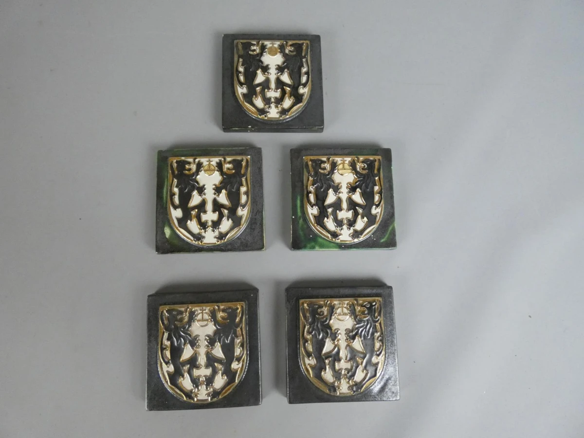 Céramique Rigo wandtegels met heraldisch reliëf