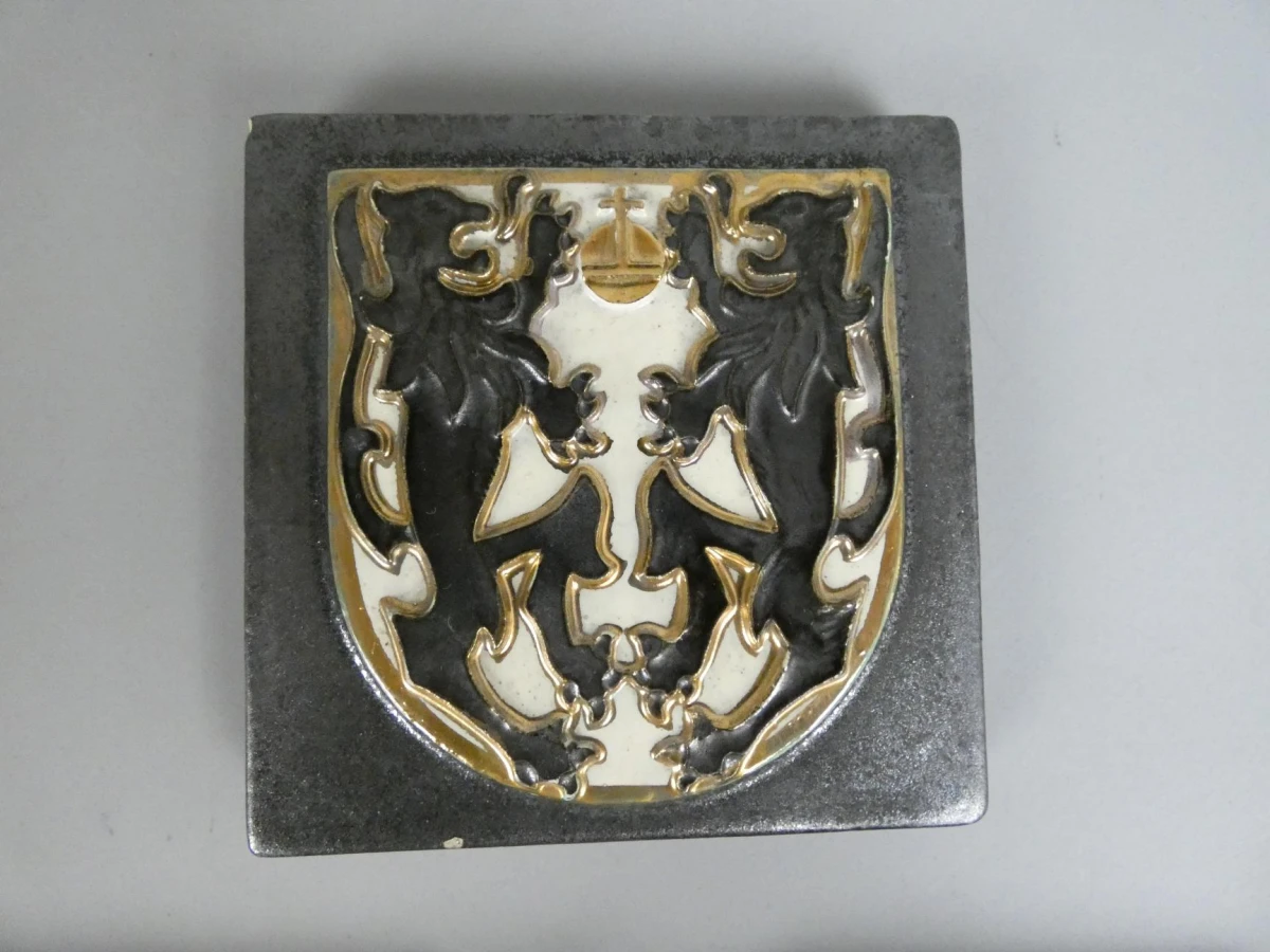 Céramique Rigo wandtegels met heraldisch reliëf