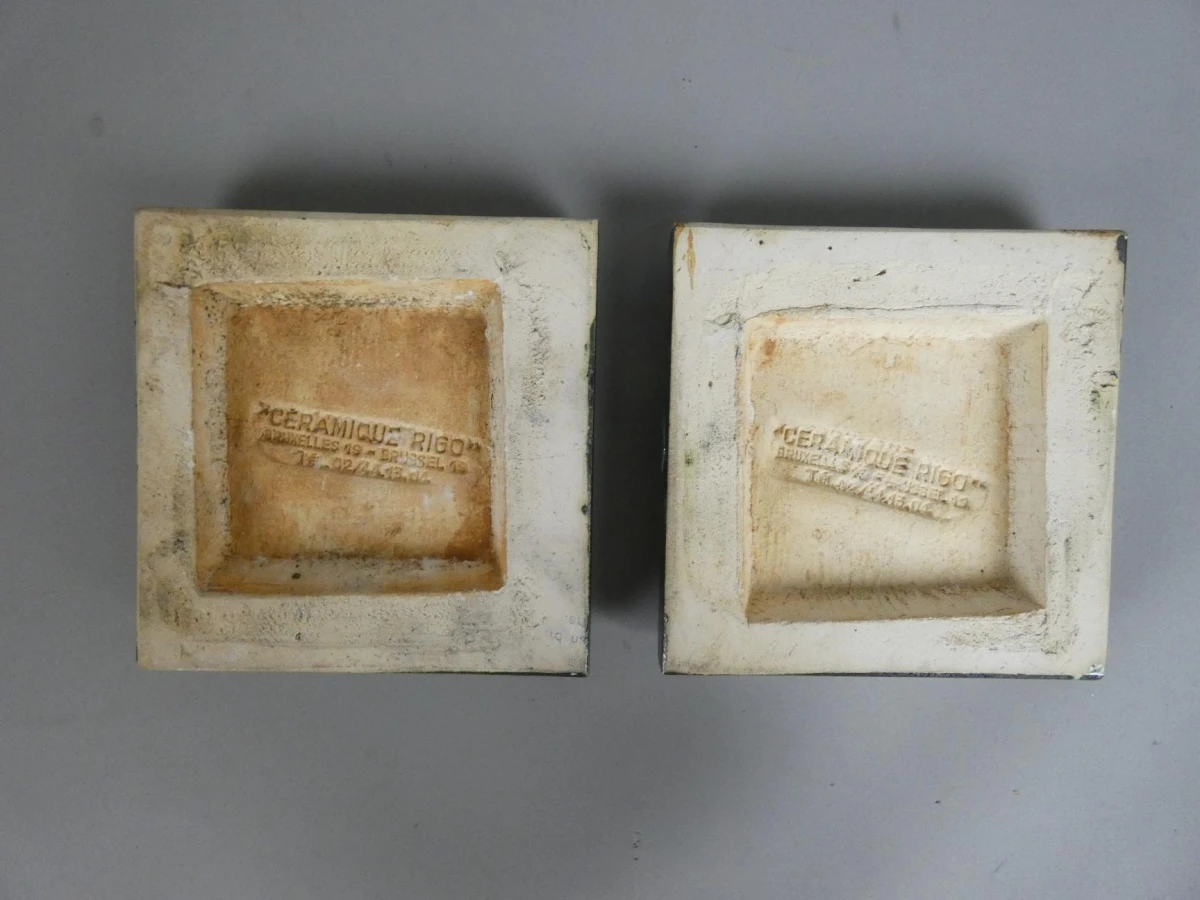 Céramique Rigo wandtegels met heraldisch reliëf
